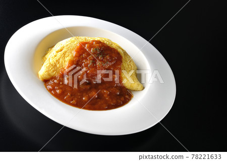 在黑色背景上用肉醬拍攝煎蛋捲飯或煎蛋捲 在黑色背景上用肉醬拍攝煎蛋捲飯或煎蛋捲 78221633