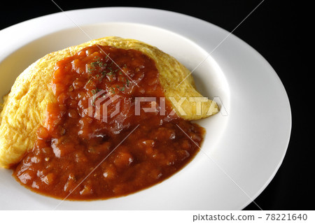 在黑色背景上用肉醬拍攝煎蛋捲飯或煎蛋捲 78221640