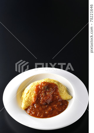 在黑色背景上用肉醬拍攝煎蛋捲飯或煎蛋捲 78221646