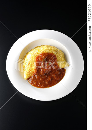 Shooting omelet rice or omelet with meat sauce on a black background (overhead view) 78221669