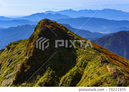 Tanigawadake Toma's ears and the silhouette of the mountains during the fall foliage season Tanigawadake Toma's ears and the silhouette of the mountains during the fall foliage season 78221935