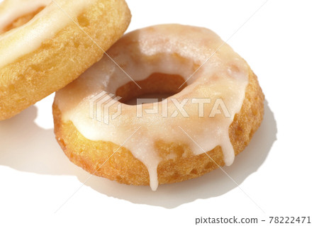 兩個重疊的蜂蜜釉甜甜圈在夏日的光和白色背景中拍攝 78222471