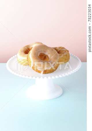 蛋糕架上供應的蜂蜜釉甜甜圈 蛋糕架上供應的蜂蜜釉甜甜圈 78223034