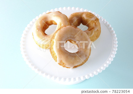 A bird's-eye view of the honey glaze donuts served on the cake stand 78223054