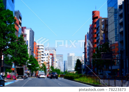 Scenery near Yotsuya Station on sunny Shinjuku Dori (National Highway No. 20) 78223873