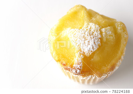 Bird's-eye view of apple muffins on a white background 78224188