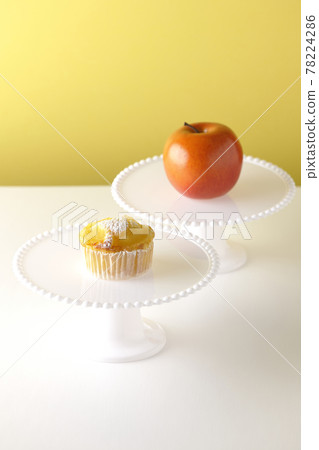 蛋糕架和蘋果鬆餅 78224286
