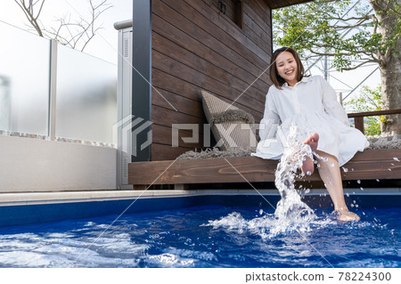 Worcation poolside business woman 78224300