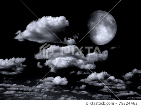 The moon in the night sky 78224462