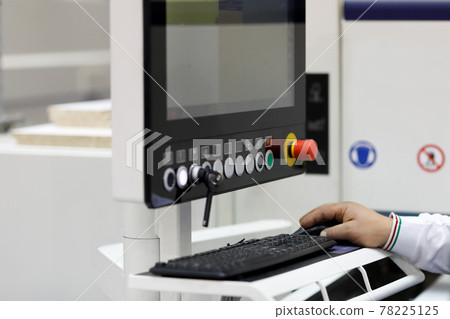 engineer using industrial computer 78225125