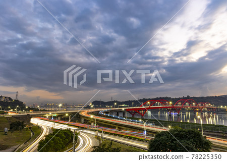 關渡大橋前方的環形車軌夜拍 關渡大橋前方的環形車軌夜拍 78225350