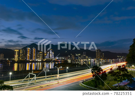 水岸公路的車軌夜景 78225351