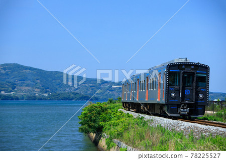 大村灣的藍海和YC1系列軌道車（JR九州） 78225527