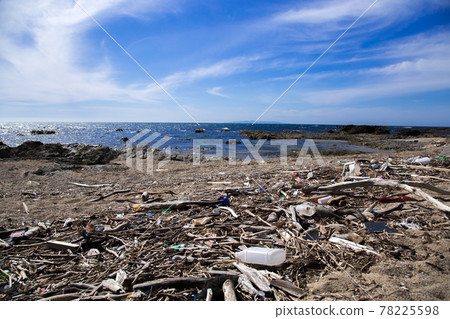 Garbage that has flowed to the coast Garbage that has flowed to the coast 78225598