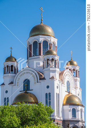 Green tree against the background of the Orthodox Church and blue sky. Temple-on Blood, Yekaterinburg, Russia Green tree against the background of the Orthodox Church and blue sky. Temple-on Blood, Yekaterinburg, Russia 78228618