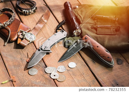 many men's EDC items 78232355
