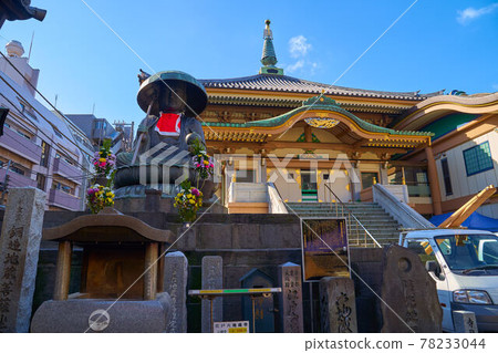 The main hall of Shinshoji Temple in Sugamo, Tokyo and the sitting statue of Jizo Bodhisattva The main hall of Shinshoji Temple in Sugamo, Tokyo and the sitting statue of Jizo Bodhisattva 78233044