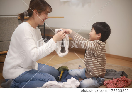 Parent and child clapping laundry 78233233