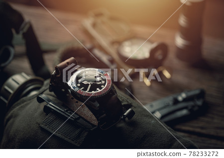 men wristwatch with leather strap 78233272