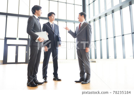 A businessman who has a meeting while standing 78235184