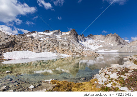 Alpine lake 78236433