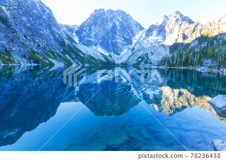 Alpine lake 78236438