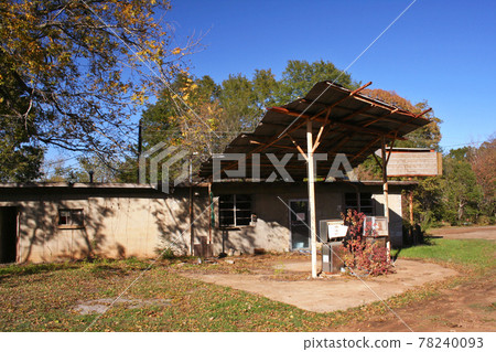 Old Abandoned Gas Station rural Eastern Texas 78240093