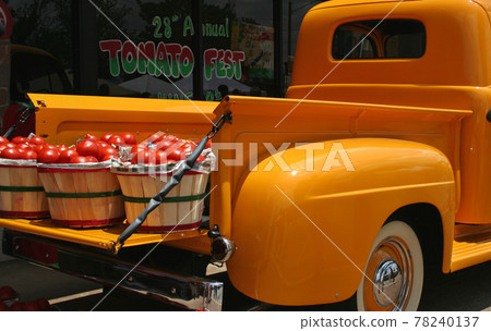 Vintage Yellow Truck with baskets of Red Tomatoes Vintage Yellow Truck with baskets of Red Tomatoes 78240137