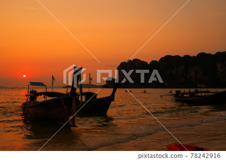 長尾船在海岸上黃昏（西萊萊海灘，甲米府，泰國王國） 78242916