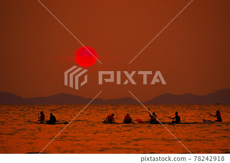 Silhouettes of people enjoying kayaking in the setting sun (West Railay Beach, Krabi Province, Kingdom of Thailand) 78242918