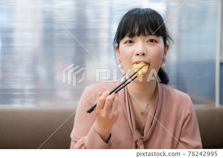 吃炸雞的女人 78242995