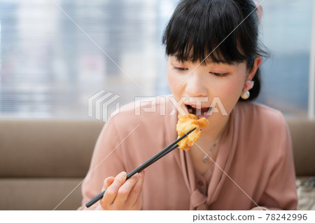 吃炸雞的女人 78242996