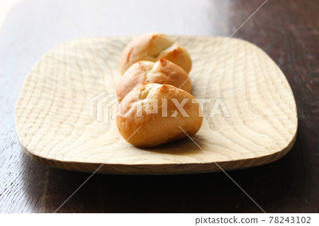 麵包在木板上排成一排 麵包在木板上排成一排 78243102
