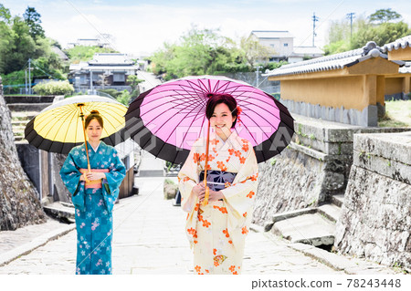 一位穿著和服的年輕女子在女性旅行中觀光[杵築市] 78243448