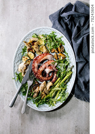 Coocked grilled tentacles of octopus, sardines and mussels 78243604