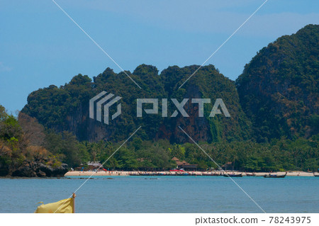 View rocky mountains, sandy beaches, and moored boats from a distance (Railay, Krabi Province, Kingdom of Thailand) 78243975