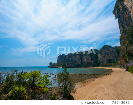 Shallow beach surrounded by cliffs (Tongsai Beach, Railay, Krabi Province, Kingdom of Thailand) 78243981