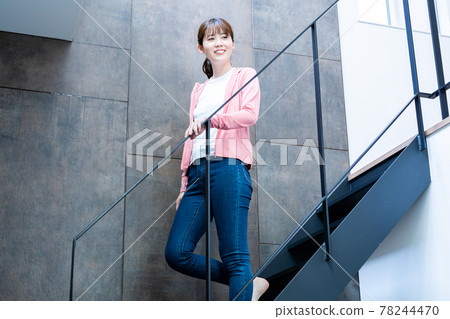 走下樓梯的年輕女人 走下樓梯的年輕女人 78244470