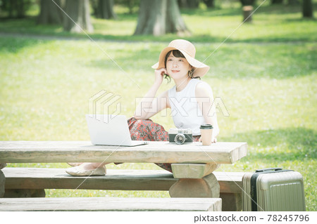 一個年輕的女人 worcation 在新鮮的綠色 78245796