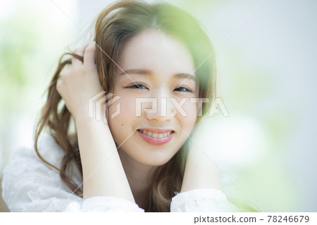 女人笑著微笑美麗 女人笑著微笑美麗 78246679