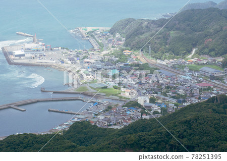 俯瞰群山的城市景觀和風景 俯瞰群山的城市景觀和風景 78251395