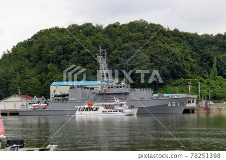 Two scavenging boats moored at the Maritime Self-Defense Force Maizuru base, Sugashima and Aishima, a pleasure boat traveling near it 78251398