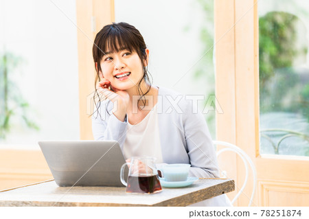 Young woman teleworking in a cafe 78251874