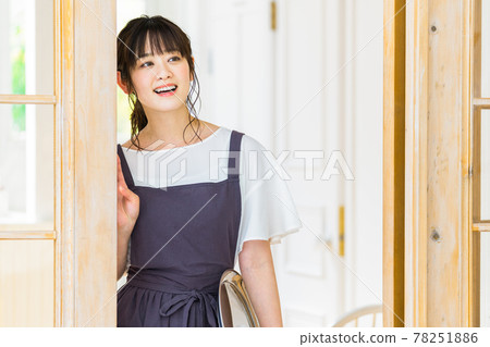 咖啡館的年輕女性職員 78251886