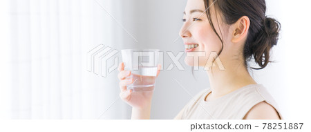 有礦泉水的一個少婦 78251887