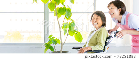 推著輪椅的護理人員和老年婦女 78251888