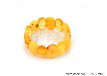 The bracelet made of polished amber beads with inclusions. The bracelet made of polished amber beads with inclusions. 78252900