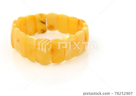The bracelet made of polished amber beads with inclusions. 78252907