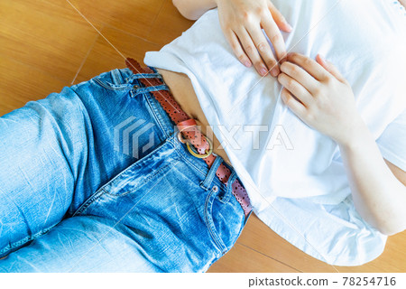 一個女人餓著肚子的照片。一個邋遢女人的形象。 78254716