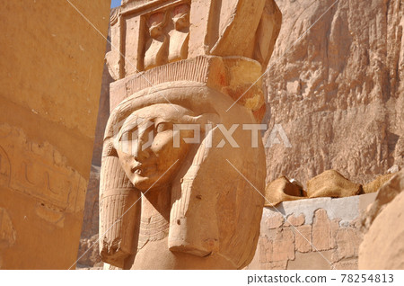 哈索爾女王殯儀館的哈索爾女神鵰像 78254813